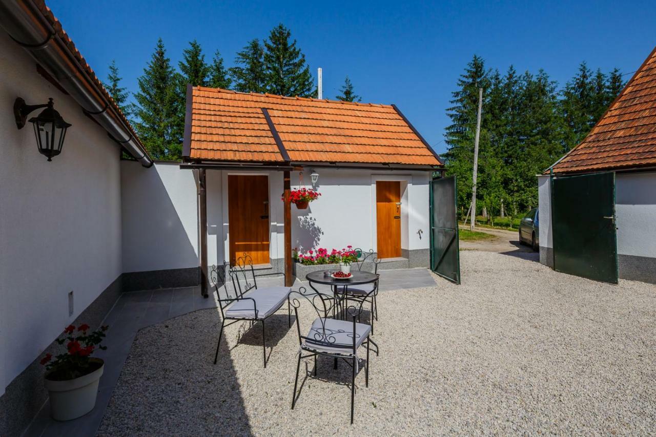 Beautiful Cottage With Heated Pool For 22 Ppl Plaški 외부 사진