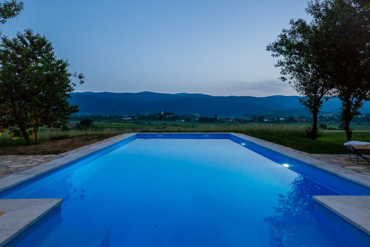 Beautiful Cottage With Heated Pool For 22 Ppl Plaški 외부 사진